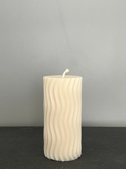 WAVY PILLAR CANDLE | wellenförmig geriffelte Stumpenkerze